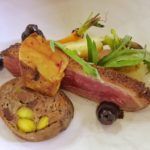 L'oie bio fermière, foie gras poêlé, jus de truffes et légumes oubliés